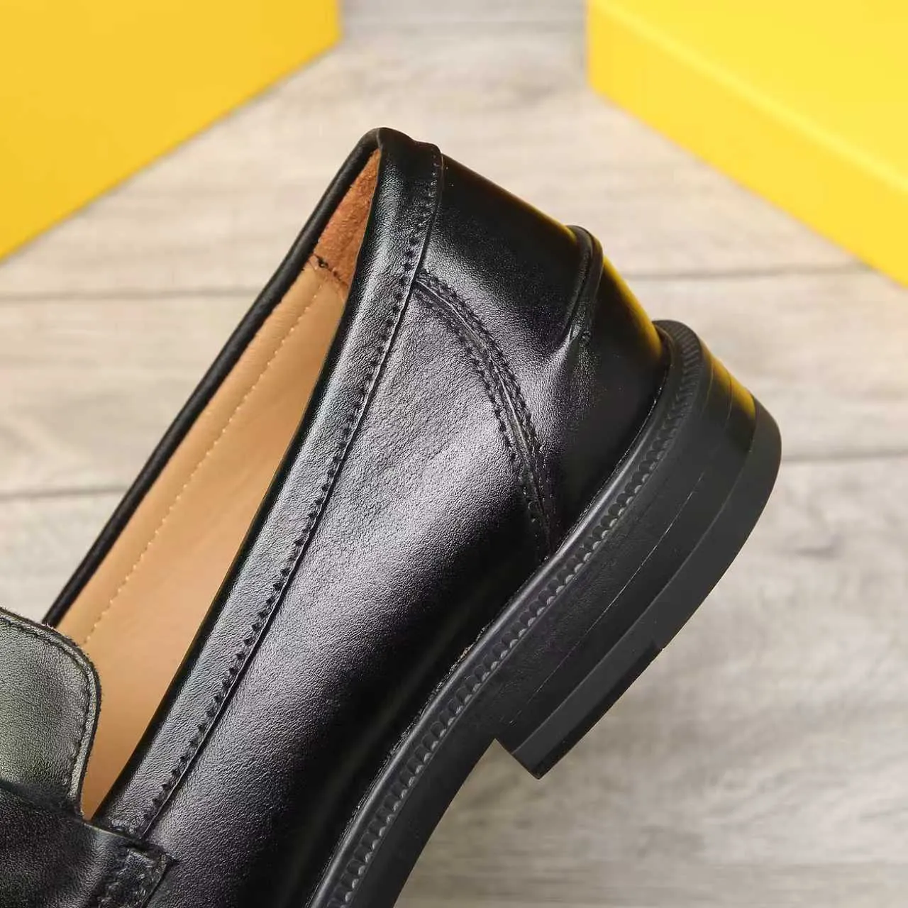 ​Men's shoes 💰 500 💰 Water dyed cowhide 🆘 The latest FENDI ( Fendi ) new casual leather shoes 🕶️🕶️ Simple routing effect, showing an elegant and cool driving shoe 🎬Made of Italian 🇮🇹 imported calfskin + first-layer water-dyed cowhide lining🐂Excellent material🎬Detailed workmanship 🤗Comfortable foot feel➰➰. ​Pair it with any outfit to show your taste and temperament, low-key luxury ♻️Design ​simple and elegant ​noble and fashionable 🍃​Very loved and favored by trendy men 💓❤️Size: 38-44 2⃣️colors available